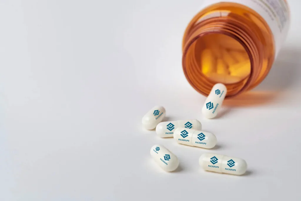 Opciones de impresión: Imprima su texto, marca o logo tanto en la tapa como en el cuerpo de la cápsula. Utilizamos tintas de grado farmacéutico que cumplen con los estándares internacionales de seguridad, como la Farmacopea de Estados Unidos. Estos estándares aseguran el cumplimiento de pruebas, procedimientos y buenas prácticas necesarios en la producción de productos para la industria farmacéutica.